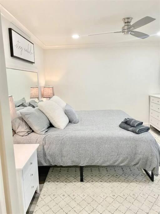 Apartment Downtown! 24h Concierge! Private Balcony! Highrise Views